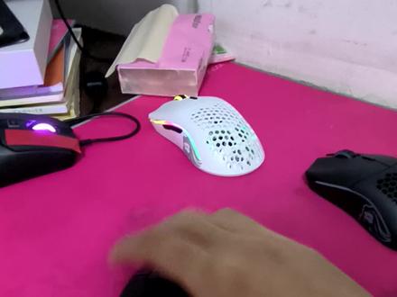 已经收到了很多人给我的“买了雷柏1680不能DC”反馈,我这里发个DC视频,因为这是静音鼠标,所以对DC熟练度要求要高点,有的人压根就不会DC就说这鼠标不能DC,能不能DC大多时候不仅看鼠标支不支持DC,还要看人会不会DC,又有多熟,看一个鼠标能不能DC,首先要比较熟练DC再去拖一个鼠标,如果CPS和拖的声音相匹配,就是震动一下就有1CPS那就可以DC,基本上鼠标可以DC就也可以dbc,我手上的就可以。是的,尽管雷柏1680说的是静音鼠标,尽管很多客服说它不能DC,但客服不玩DC,所以客服这样说,并且通过视频,DC就是疯狂震动点鼠标,所以即使是静音鼠标也会有声音,有的人拖的一点声音都没有。仔细听,你点一下鼠标其实是可以听到声音的,拖声音就更大了,怎么会一点声音都没有,那就大概率是DC熟练度不够了。