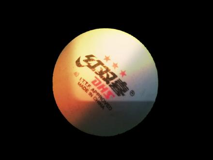 剪映,剪出球类运动的精彩。
拍一张绿幕乒乓球,或网上下载绿幕乒乓球,我是自拍的绿幕乒乓球,色度抠图,关键帧,动画,特效,让乒乓球在光影中跳动的片头效果。
正片分别用两个手机拍到各自的打球视频。
导入剪映两段视频,将第一段的每一个击球进行分割。
将第二段第二个人视频切主轨,向前推到前面部分,有利于方便切主轨的位置,进行分割。每分割一个动作,对应着主轨每两段的之间把画中画切主轨到主轨两段视频的中间,这样就达到两人交替对打的效果了。给片头后的视频加特效,重庆大厦特像,拖影30/滤镜100。当然也可加入你认为更合适的特像。
加入音乐。这样一个平淡的视频就感觉亲临进入了一场大赛的场景,氛围感十足吧。