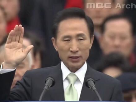 “你文在寅是君子,我李明博也非小人”#李明博#韩国#卡卡