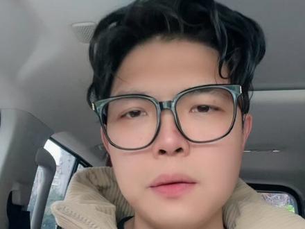 请问边牧和信蛋神一天吃40个鸡蛋吃几年的人,哪个智商高。#蛋神横空出世 #男装 #牛仔裤