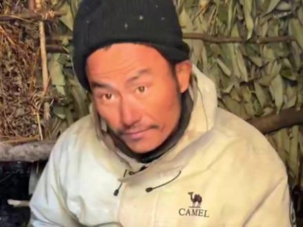 11月14日(发布),荒野求生挑战赛第36天,蜜蜂哥已经腹泻四天四夜,坚称就算实力减弱也能进决赛。(编辑:施双阳)#荒野求生 #七星山荒野求生挑战赛 #野外生存