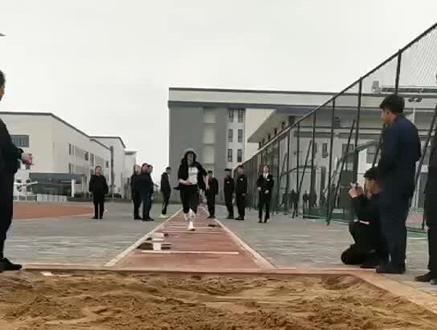 给学生做个示范#跳远沙坑