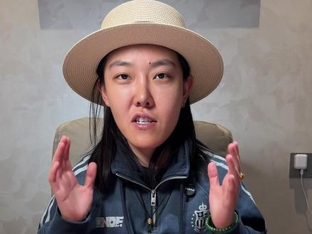 款式多到放不下 上新一批高品质且末料手串,珠形多样,款式多样,尺寸多样,品质倒是一致的好。
#和田玉 #和田玉手串 #白玉手串