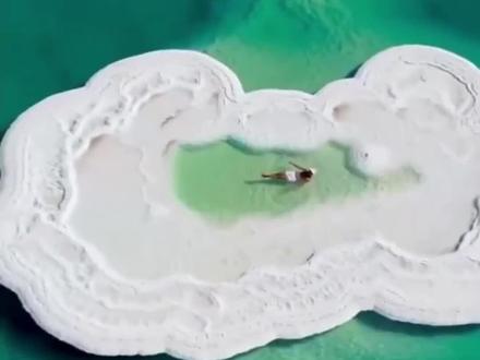 #热门 #游泳 #泳池
#海岛度假 #日常分享谁想去 死海 边游泳边看书的?