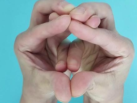 手指眼镜蛇,活灵活现,弄完 把自己吓够呛! #手势舞 #亲子互动 #手指眼镜蛇 #灵活的手指