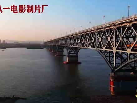 东部战区发布重磅微视频《归程》 南京解放过程中,有这样一群人,为了守护祖国的山河,为了奔向心中的归程,隐姓埋名,义无反顾、不畏牺牲。今天,东部战区新媒体“战鼓”专栏发布战例“解放南京”和重磅微视频《归程》,向解放南京的英雄前辈们致敬。#东部战区 #解放南京 #归程 (作者:东部战区融媒体中心、中国人民解放军八一电影制片厂)