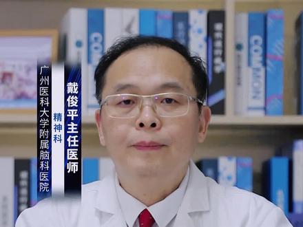 #涨知识 @平先生说心理 富马酸喹硫平是一种抗精神病药物,常用于治疗精神分裂症和双相情感障碍(双相情感障碍包括双相Ⅰ型障碍和双相Ⅱ型障碍),其作用和功效主要包括抗精神病、情绪稳定、辅助治疗其他精神障碍等。
1、抗精神病:富马酸喹硫平片主要用于治疗精神分裂症,可以减轻精神分裂症患者的幻觉、妄想、思维紊乱和情绪不稳定等症状;
2、情绪稳定:该药物也可用于治疗双相情感障碍,尤其是双相Ⅰ型障碍。它可以缓解双相情感障碍患者的抑郁和躁狂发作,并帮助稳定他们的情绪;
3、辅助治疗其他精神障碍:富马酸喹硫平片还可以作为辅助治疗用于其他精神障碍,如抑郁症、焦虑障碍、创伤后应激障碍等。可以减轻相关症状,改善患者的整体情况。
此外,该药物还可以起到镇静、助眠等作用功效。但富马酸喹硫平片只能在医生的指导下使用,并且需要根据个体情况和病情来确定适当的剂量。药物使用过程中可能会出现一些副作用,如嗜睡、头晕、体重增加、口干等。因此,与医生密切合作,遵循医生的建议,定期进行复诊和监测是非常重要的。#夏季健康全攻略 #小荷健康问专家 @创作灵感小助手