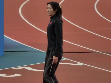 《四年一瞬,从青涩到从容,一场青春的盛宴》 仿佛间,倒计时还剩下280天,每一天都还在为了十五运在努力着,拼搏着,痛苦的速耐以及积极的调动状态的日子依然还历历在目。刹那间,这两百多天转瞬即逝,快到只剩下回味着这场盛宴的余温以及满满的失落与不舍…
第一天的比赛日,混合4x100米🏅 纪录在这一刻被改写,汗水在这一刻被证明值得。
全运赛场上,这枚沉甸甸的金牌,不仅属于我们,更属于身后整个团队——是你们的每一次托举,让我们跨越了极限,打破了全国纪录创造世界第二佳绩!
跨栏赛场上,虽然未能成功卫冕,第三名是遗憾,是鞭策,更是看清前路的灯塔。两年里的最好成绩希望这只是开始,带着这个状态继续前进。
意外的犯规,让女子接力与目标失之交臂,很遗憾,没有肩挑起重担未能带领着小妹妹们让她们的全运会之旅圆满落幕,也辜负了大家的期望,也让我们再次深刻的体会到竞技体育的瞬息万变。好在你们都很年轻,下一届我们再战!
感谢团队里的每一个人,你们的付出是这块金牌最坚实的底色。
前路还长,我们继续并肩,再出发!#2025全运会 #林雨薇