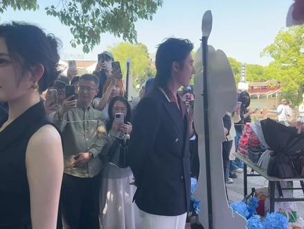 音乐有点夏天那意思了
这三位站一起还是格外养眼的
#张晋宜 #赵振栋 #张洪鸣 #开机大吉票房大卖