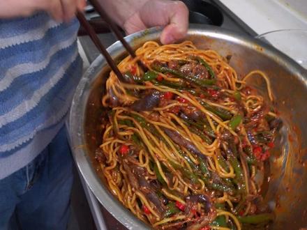 过年肉吃太多,回来第一时间做个线椒拌茄子,配上碱水面无敌了 #拌面 #美食教程 #线椒拌茄子