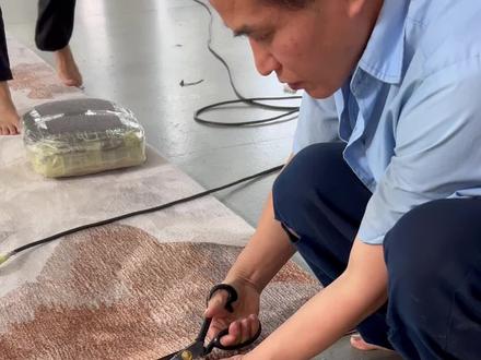 地毯剪边、修边记录📝
#地毯推荐 #源头实力厂家 #支持定制各种款式及尺寸 #现场实拍 #每天分享制作过程