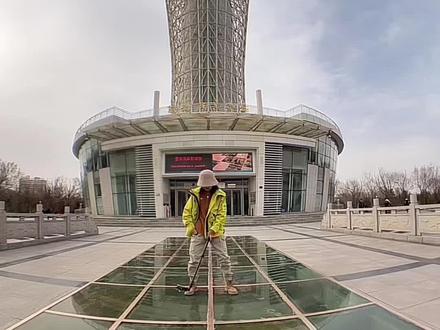 来一个孙大爷广场摇摆舞版的自拍杆自由运镜#宝爷定制全屏鱼眼 #孙大爷 #原创视频 #随拍 #辉姐创意摄影