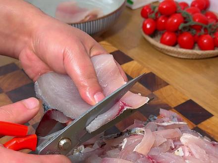 炸鱼条 草鱼用剪刀剪成一条一条的出锅就是年夜饭上的一道新菜,酥酥脆脆大小朋友都爱吃#炸鱼条 #炸年货