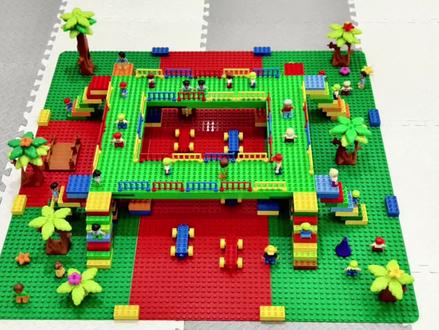 人行天桥 乐高大颗粒搭建合作课《人行天桥》||中班
今日主题《人行天桥》
课程目标:
1、了解基本的交通规则
2、能够有意识的遵守交通规则
3、尝试知道简单的路线规划
今天我们一起合作完成了人行天桥,培养小朋友的团队合作意识,搭建时小朋友们也有互相帮助,相互探讨,比如搭建桥墩时,🍉有和伙伴一起商量桥墩的高度,这样才能保持天桥的平衡,非常棒哦!
今天学习了递增互锁的知识,xxx在互锁上知道要压住缝隙,但在递增上升互锁搭建楼梯时有点记忆模糊,在交通规则的意识上掌握的还是不错的,能够记牢'红灯停绿灯行黄灯亮了等一等',了解了人行天桥的作用,人行天桥可以充分利用空间,培养交通安全规则意识,xxx这节课表现很棒!继续加油哦🌟#机器人编程 #乐高 #是时候展现真正的技术了 @抖音热点 @抖音小助手