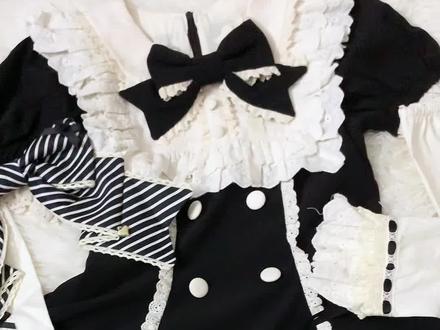 是上个月收到的条纹千层!听说褪色很严重,洗的时候一定记得放色母片呀!#lolita #条纹千层 #lo娘 #lolita日常 #开箱