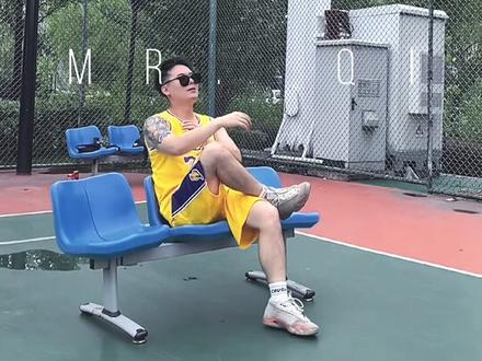 这个篮球踢腿高能慢动作视频教程更新了!篮球版是不是很帅 !准备墨镜和板凳#篮球 #剪映 #踢腿高能慢动作