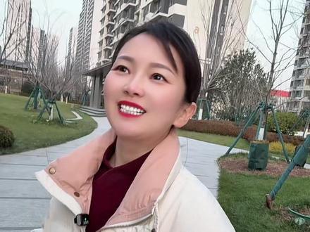 中介都不看好的小区,交房后这群人闭嘴了... 一万三四的房价,但是小区的品质、园林、配套、户型都很棒,尤其这个大宽厅的设计,在老城区真的太惊艳了,特别适合在泉城路、洪家楼、北园、泺口上班,考虑买房结婚的年轻人 #济南 #山东 #济南楼市 #济南买房 #济南房价