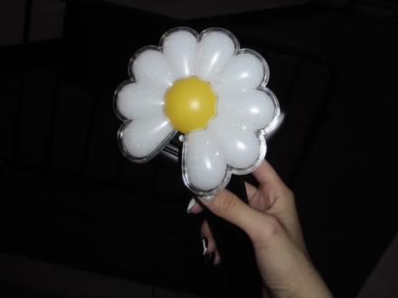 权志龙澳门场一周年 时间过得好快 原来距离上次澳门场已经过去整整一年了去年的今天 无法忘记这一天的快乐和悲伤,被卖票骗子骗了之后最后火速又买了其他的黄牛票进场 尽管后面我也追了其他场次 但这一场依旧是让我最难忘的
我现在还能记得银河场馆空调的味道
记得独自出发时沿路的忐忑和焦虑
记得彩带飘落时涌上心头的感动
记得雏菊升空时骤然加速的心跳
记得在我流泪时给我拥抱的同担
记得那三天所有的美好画面
我也因为你认识了很多特别好的同担
他们真诚善良 和你一样 都是特别好的人
我们一块哭一块笑 一块互相倾诉心事
时隔8年回归的你 和一路认识的好同担 都是时光送我最好的礼物
这一年借着你的光芒 我窥见了崭新又美好的世界
我的世界也因为你 一次又一次的扩大
愿往后 我们还能再见很多次面❤️#权志龙演唱会 #权志龙澳门演唱会 #权志龙 #演唱会的意义 #这个世界不能没有权志龙