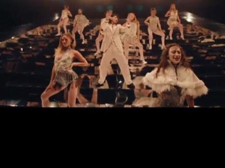 蔡徐坤最新单曲《What a Day》MV中采用了一镜到底的拍摄手法。一镜到底是一种影视拍摄手法,指通过精密调度和运镜技巧,实现镜头不中断、不剪辑的连续拍摄。其核心在于保持时间与空间的连贯性,营造真实、沉浸的观感。这种拍摄手法要求摄影机运动与场景调度无缝衔接,确保画面从开始到结束一气呵成。一镜到底的拍摄手法对演员要求极高,需具备专业表演能力、镜头表现力及抗压能力。在表演能力方面, 要有成熟的表演技巧,能精准捕捉镜头并展现角色情绪,尤其在连续拍摄中保持状态稳定 。 在镜头表现力方面,要求上镜效果佳,外形需符合角色设定,且能通过微表情传递情绪 。 在抗压与适应力方面,拍摄时间长、强度大,要具备良好的体力和心理素质,适应高强度拍摄工作节奏 。总而言之,一镜到底的拍摄手法极具挑战,难度系数高,需一次性完成复杂场景拍摄,对演员的台词、动作及情绪连贯要求极高 。 由此看来,蔡徐坤从出道至今,不单单是在音乐创作上大下苦功,在严谨打磨音乐的同时,对如何再现音乐内涵情绪,如何用表演形式传达其对音乐艺术创作理念的执着态度方面,都一直在不断挖掘与钻研!这种对音乐执着追求的精神令人敬佩!蔡徐坤用音乐让自己成为了新时代的先锋榜样,成为了令世人敬仰的音乐家、艺术家!#蔡徐坤 #蔡徐坤新歌whataday #强烈推荐