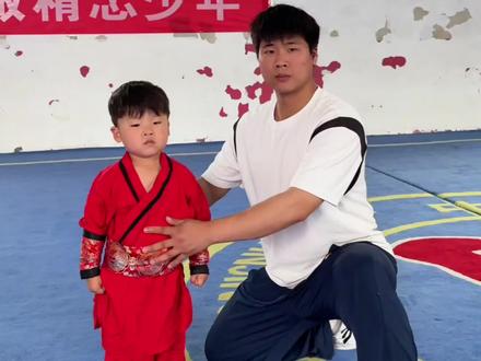 2岁萌娃硬核上线,挑战连续15个风火轮#少年强则国强#萌娃武术#彭艺洲