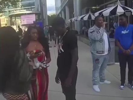 街头恶搞错把路人认成明星第一期
#恶搞 #搞笑