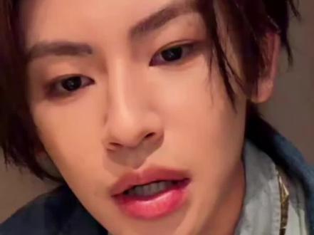 1.海外巡演是小琳凯一直想做的 所以这次只是试试 规模并不是很大 国内的跑到年底甚至明年年初了 大家可以多攒点钱
2.并没有所谓的签售会!!!重点!没有签售会!!!
那些骂王琳凯的能不能道个歉啊?#小鬼王琳凯