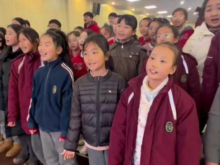 #单依纯@单依纯 @单依纯工作室 这一代孩子真幸运,遇见单依纯小姐作为流行音乐的新标杆,阿纯拉高了整体的审美,让好歌从小孩普及,孩子们一听就爱上,一节课能学唱!#音乐 #合唱 #小学生 我们也是《向日葵朝着夜》的少儿合唱第一发起吧~~~