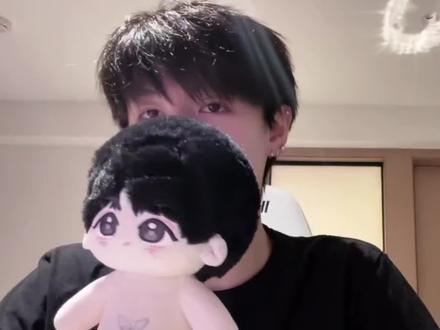 zzx疯狂展示娃娃细节并且嫌弃头大😄哈哈哈哈哈哈哈😄穿衣服幻视不靠谱但用心的奶爸(还是搭配错啦,应该是一套小粉,sdfj敢不敢俩套衣服一起送!!!)sdfj让五小登疯狂发娃娃就是不卖是不是!!!可不可以给一个贩卖时间⏰!!!#top登陆少年组合 #棉花娃娃 #朱志鑫 #官周