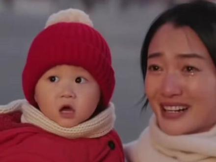 这是军人最特殊的团圆:
咫尺天涯,相望不能抱。
我守万家灯火,也念家中灯火。
致敬所有不能回家的守护者,致敬默默守候的军属。#致敬所有一线的子弟兵 #军旅生活 #正能量