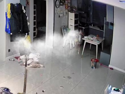 女孩玩“拼豆”游戏时电熨斗突然爆炸起火,女孩反应迅速,冷静处置。消防员:为女孩的应急意识点赞!也提醒广大网友,家中电器起火,首要任务是切断总电源,需带绝缘手套或直接关电闸,切勿使用绝缘性不好的劣质产品,从源头消除隐患。@是婉婉呀
#音乐灵感推荐 #拼豆爆炸#拼豆