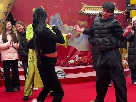 一场斗舞引发了第三者插足,回家看我怎么收拾你!
#万岁山武侠城 #万岁山老嫂子 #老嫂子欢乐大舞台 #万岁山斗舞还是太有节目了 #来万岁山武侠城看斗舞了