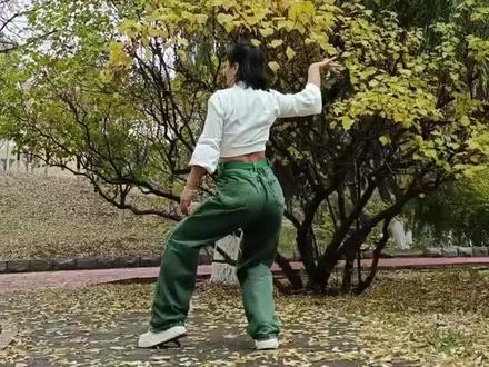 抖音大大求你拯救我吧,本来播放量就不高,你还给我限流啊😂这两天的播放量跌到谷底了😢#背面慢动作分解 #广场舞 #不想长大