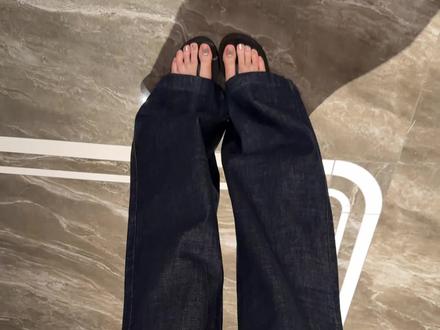 一条上身只有裤型没有腿型的原牛色直筒牛仔裤,上身直接变复古辣妹#腿长必备 #当你有一条很百搭的牛仔裤 #牛仔裤的正确打开方式 #牛仔裤的时尚选择