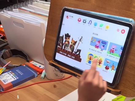 小小优趣听力词汇转化阅读词汇 如何把小小优趣里的听力词汇转化为阅读词汇
3-5岁,大量听儿歌和动画片,用闪卡进行听单词-认图形-识词汇的转化,每天30分钟-2小时
6-8岁:每日30分,先做每日计划,在补充播单中内容,配合台词本,自然拼读,ABC reading (raz),进行听力词汇到阅读词汇的转换。
1、高频持续效果好,每周每天30分钟,比每周只某一天连续3小时要效果好
2、重复比数量重要,单个动画片反复重复听,听十遍,比十个动画片每个听一次效果好。
3、可理解性输入,保证理解的情况下熏听,别直接当背景音。
活动到4月7号结束,有不明白再问我
#小学英语 #英语启蒙 #小小优趣 #启蒙英语磨耳朵必备