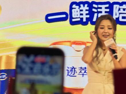 何洁宣城万达商演,全开麦真唱,氛围感拉满#何洁 #何洁商演 #宣城万达广场