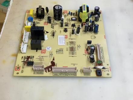 这是冰箱主板,自己家的海信冰箱冷藏不可以使用,冷冻可以使用!冷藏不出风了,问了一下售后服务修一下要400-500元,真贵!还是自己动手修一下吧,省了不少钱,朋友们喜欢看手艺人视频的,点点关注➕点点赞,谢谢🙏 #记录维修中点点滴滴 #电路维修 #手机店日常 #苹果手机维修 #专业的事交给专业的人