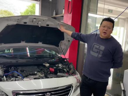 车主反应中控屏一直报警,提示电瓶故障,在别处换了一块电瓶之后故障依旧,找到我们,检查电路是模块损坏,换一个原厂的模块故障就消失了。所以专业的事还是交给专业的人来解决。#竹山#汽车保养与维修 #东风标致 #汽车电瓶 #车辆故障 #竹山唐会