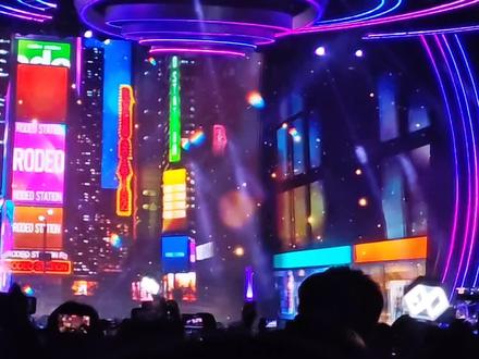 关于跨年那晚…
很好,等了一晚上,终于等到朋友的灿烈和我家世勋出场了,然后…全体都变高了一样,挡住了我的视线!!!
#染色体家族演唱会 #世勋#跨年