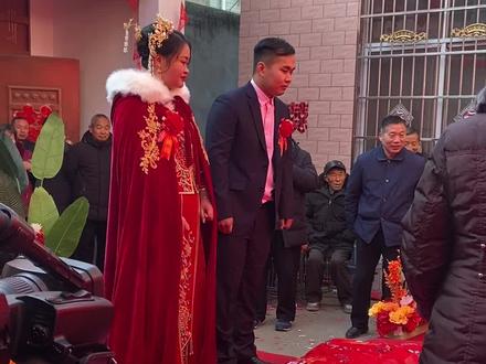 河南周口农村结婚风俗,新郎新娘是这样给长辈亲戚收磕头礼的,你见过吗?😂😂你们那边也这样吗?#农村结婚习俗 #乡村婚礼 库存#农村婚礼现场
