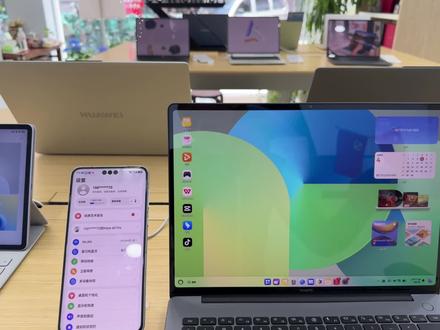 鸿蒙MateBook14键鼠共享保姆级教程,华为全家桶必开!
1、全设备登同一华为账号,打开蓝牙+同WiFi
2、电脑打开多设备协同,一键开启键鼠共享
3、手机平板摆侧边,鼠标往屏幕边缘一滑直接穿越操控
键盘同步共用,手机微信直接用电脑键盘打字,素材拖拽秒传电脑做PPT!
话题:#鸿蒙小技巧 #数码干货 #华为多屏协同 #