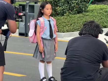 大力士的林宝丫来咯…快来看看如何举起大石头的#小演员陈晗洢 #小祖宗在烂尾楼里风生水起 #短剧 #拍摄花絮 #大力士