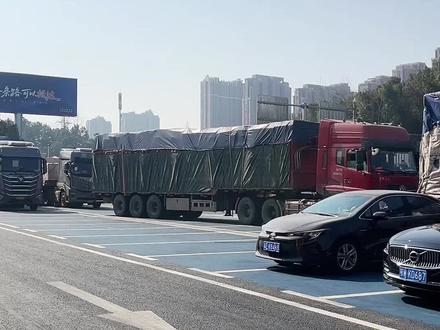 不必绕路寻入口,服务区设专属进城通道👍#自驾游