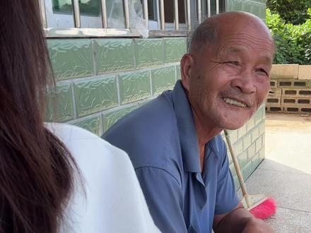 老爸的一番话,也许勾起了无数回忆,时光好不经用,转眼已是半生。
该怎么写我父亲呢?父亲是一本书,没有华丽的言辞,却有道不尽的真实,我的父亲是一个很朴实的人、有着高中的文凭,却只是实实在在农民。
自打记事起奶奶就已经离开了我们!只剩下爸爸和我相依为命,在您的心里总觉得亏欠我了!没有给我一个好的生活环境,让我吃了很多苦!可我知道您已经拼尽了全力从未让我挨饿受冻、树高千尺莫忘根、人若辉煌莫忘恩,百善孝为先!
您常教导我:“男儿当自强,女儿亦兴邦”我从小就学着您的样子藏起软弱,像个男孩子一样在生活的荆棘从中披荆斩棘,在岁月的长河里逆流而上,是您用行动教会我,柔弱并非女子的专属,坚韧才是生命的底色。如今我已能在风雨中独自撑伞,而这一切都源于您那无声却有力的榜样。
时光匆匆我已长大,父亲却老了,老在那双为我操劳而布满血丝的眼睛里,老在那双为我遮风挡雨而满是老茧的手掌中。您在也不像从前那般严厉的苛责我,您的眼里多了一些黯淡。
我在努力的长大,您却在慢慢的变老!只希望时间可以再慢点走,留住我们更多美好的时光