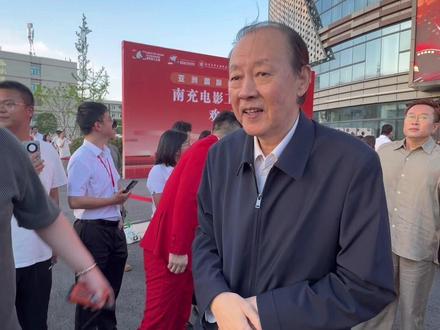 侯老师的粉丝还是多! @南充电影工业职业学院 #侯天来 #南充电影工业职业学院 #艺术家在南影 #我在南影的日常 #我在南影等你