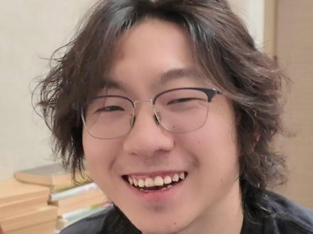 听说你高一选了史化生 我现在已经不能说XX两个字了,我一说XX,就挨骂
那今天,跟大家聊点啥呢?
聊一下现在深圳各个高中选科的现状吧!
我们都知道新高一选科,广东省是3+1+2模式,语数外三门课必选,物理历史二选一,生物化学政治地理4选2
3+1+2模式能衍生出来12种选组合,但实际在你选的时候,深圳只有四种组合,物化生,物化政,物化地,史政地
每年都会有学生和家长想选奇奇怪怪的组合,你比方说历史生物化学,能不能这样选?可以!但学校没开,于是家长学生疯狂投诉学校
我今天来帮学校做一件解释,亲爱的家长和小孩子们,我告诉你,怎么判断一个高中学校办学水平的高低,看这个学校有没有专家
就看他选科,越好的学校,选择越少,那些允许你选择奇奇怪怪组合的学校,对你有点过于不负责任了,他高一跟你妥协,能让你快乐三年,但是三年后你就要痛苦一辈子
高考录取的逻辑,高考不是只看分数的,分数的前提是首先得有本科的学位,但目前的现状是,你所向往的那些学位,他们不招奇奇怪怪的组合,他们基本上只招物化的学生
有些家长和小孩子会被一个名词给欺骗,这个名词叫专业覆盖率#深圳中考
#深圳高考