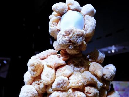 伊贝尔的叛逆美学|蛋里孵出来整个山谷
这个蛋是艺术家用小方格书孵化的情书,也是一片自由呼吸的山谷宇宙,当你走近上海当代艺术博物馆,映入眼帘的是巨型充气绿熊,这是法国艺术家法布里斯·伊贝尔的自画像,也是他心中的Hero,此次艺术的灵感材料围绕巨型绿熊伊贝尔泰迪展开,如果你愿意,可以走进艺术家的山谷森林,抛开杂念,感受一场叛逆的进化美学,这些自然、科技、城市融合的神秘山谷。
如果你愿意放低姿态,把自己当作一个懵懂的小孩,不妨来山谷教室,感受生命的温柔力量,当硅基矿物开始分泌叶绿素,当大理石裂纹长出神经网络,人类终于承认:地球才是终极行为艺术家!
#法布里斯伊贝尔#巨型泰迪 #上海当代艺术博物馆 #从山谷中来 #卡地亚当代艺术基金会