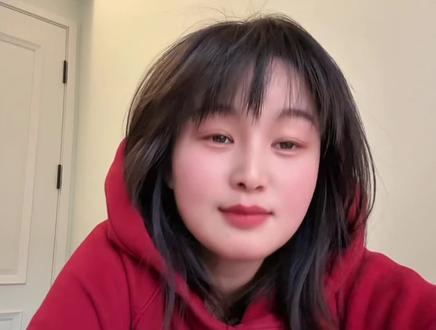 光阴之外第七集,给这部动漫上了一个高度~ 生存在末世废土的吃人世界,就像一个人在黑暗中独行。
而独行者在某一天遇见属于他的那束“光”。
这光守护他、温暖他,给予他所能给予的全部,让他在这个弱肉强食的世界里,第一次真切触碰到温情。
在这个弱肉强食的世界,终于也有一盏灯是特意为他而亮。
可命运终究残酷——光熄灭了,他再一次孑然一身成了一个人…
你们说,残酷吧
这下能理解他为何哭的那么伤心了吧…
#光阴之外动画细节解析#动漫#动漫#国漫#许青