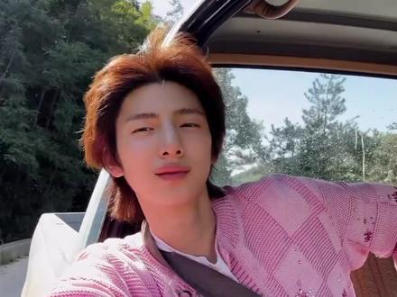 回顾下cortis的那些神级资源 公司托举还是大势所趋?杂志拍到腿软,出道半年就横扫一众商业资源,cortis的时尚价值到底有多牛?今天一起来回顾下cortis的那些神级资源~ 10 月 2 日,cortis签下红牛品牌,成为历史上首位合作男团。要知道,红牛那可一向都是极限运动才能看到的合作商,cortis几个刚成年的小孩轻轻松松收入囊中。上个月,全员参加Dior品牌站台活动,之后就拍摄了Dior合作的1月数字封面,不得不说男团还得是穿了西装好看。1 月 18 日被正式选定为 "NBA 之友",领衔 NBA Crossover 开幕之夜演唱会,成为首个登上该舞台的 Kpop 团体,表演氛围超嗨,完全不像新人。2月13日,合作索尼动画电影发布《Mention Me》电影原声带曲目,索尼是个得长期舔大合作商,要说hybe也真放得下心这么早就让cortis接触。此外,cortis还参与了 KT 电信与苹果的合作推广活动,目前具体合作细节未公开。时尚、体育、影视、音乐多领域布局,cortis的时尚资源可以用历代级来形容,不同于传统三大公司的“传承式”商业资源,cortis的活动既适合他们又刷新历史,期待cortis能继续带来更多跨界合作~#kpop #hybe #cortis #男团