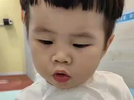 我小胖玩累了 吃东西都像样了