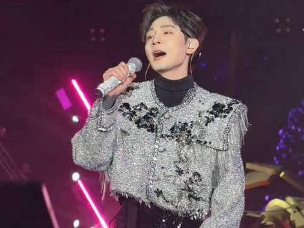 高迪演唱《我是真的爱上你》现场
#万岁山武侠城 #万岁山武侠城春节大庙会 #高迪来攻打万岁山了 #来万岁山和高迪同台喊麦 #万岁山江湖音乐节